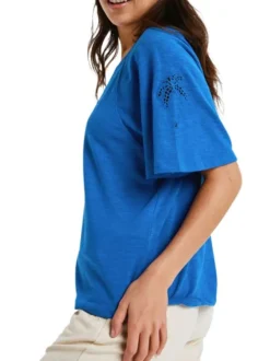 T-shirt bleu uni avec une coupe droite un col rond et des manches courtes