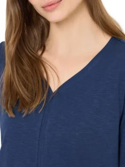 T-shirt bleu uni pourvu de manches courtes et d'une coupe droite