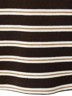 T-shirt chocolat à rayures blanches avec une coupe ajustée et un col rond