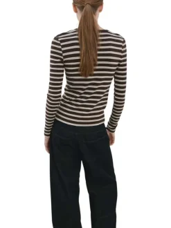 T-shirt chocolat à rayures blanches avec une coupe ajustée et un col rond