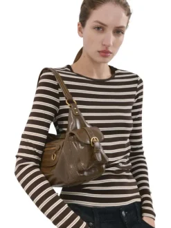 T-shirt chocolat à rayures blanches avec une coupe ajustée et un col rond