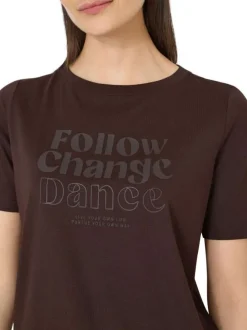 T-shirt chocolat uni pourvu de manches courtes et d'un col rond