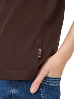 T-shirt chocolat uni pourvu de manches courtes et d'un col rond