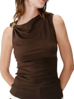 T-shirt chocolat uni pourvu d'une coupe ajustée et d'un col rond