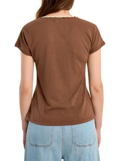 T-shirt chocolat uni pourvu d'une coupe droite et de manches courtes