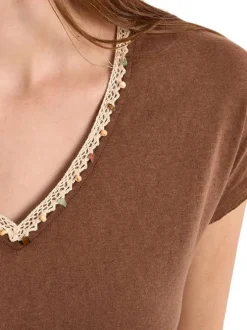 T-shirt chocolat uni pourvu d'une coupe droite et de manches courtes