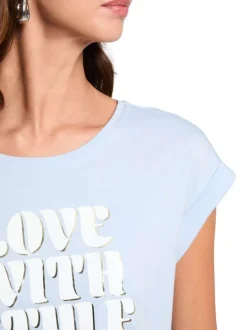 T-shirt ciel imprimé avec une coupe droite à col rond et des manches courtes