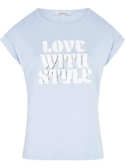 T-shirt ciel imprimé avec une coupe droite à col rond et des manches courtes
