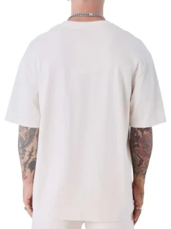 T-shirt écru avec un imprimé sur le torse un col rond et des manches courtes