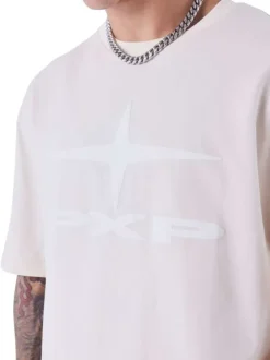 T-shirt écru avec un imprimé sur le torse un col rond et des manches courtes