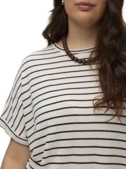 T-shirt écru à coupe droite pourvu d'un col rond et de manches courtes