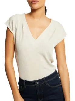 T-shirt écru en lurex avec une coupe droite col v et à manches courtes