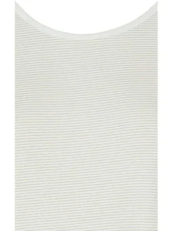 T-shirt écru rayé avec une coupe droite col v et à manches courtes