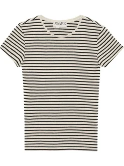 T-shirt écru à rayures avec une coupe près du corps et un col rond
