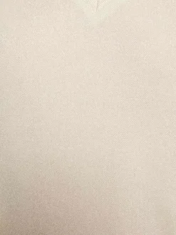 T-shirt écru uni avec une coupe droite à col v et des manches courtes