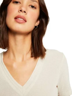 T-shirt écru uni avec une coupe droite à col v et des manches courtes