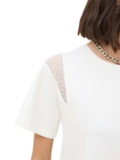 T-shirt écru uni avec une coupe droite et des manches courtes