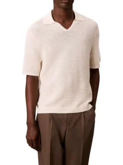 T-shirt écru uni en maille ajourée avec un col v à revers et une coupe droite