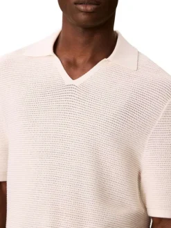 T-shirt écru uni en maille ajourée avec un col v à revers et une coupe droite