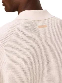 T-shirt écru uni en maille ajourée avec un col v à revers et une coupe droite