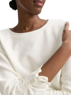 T-shirt écru uni en maille texturée avec un col rond et des manches longues
