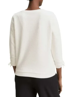 T-shirt écru uni en maille texturée avec un col rond et des manches longues