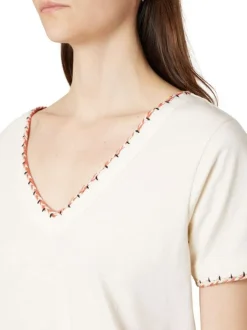 T-shirt écru uni pourvu de manches courtes et d'une coupe droite