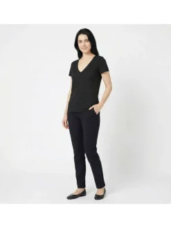 T-shirt Elvie noir uni pourvu de manches courtes et d'un col v