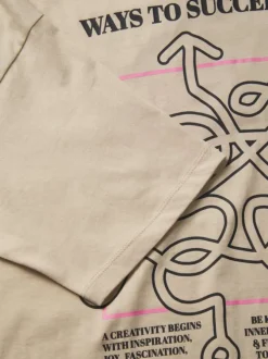 T-shirt en coton beige imprimé avec une coupe droite et un col rond