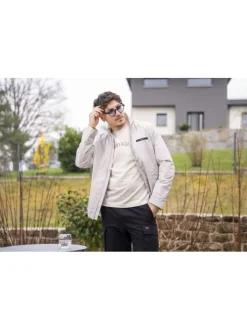 T-shirt en coton beige uni à coupe droite avec le nom de la marque imprimé