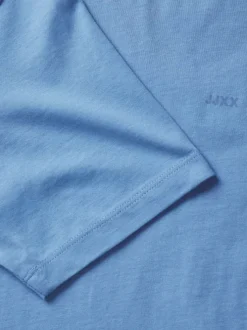 T-shirt en coton biologique bleu uni avec un col rond et le nom de la marque