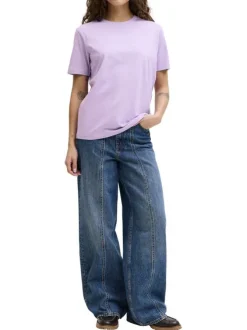 T-shirt en coton biologique violet pourvu d'un col rond et de manches courtes