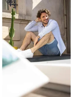 T-shirt en coton blanc uni avec une coupe droite et un imprimé dans le dos