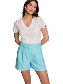 T-shirt en coton blanc uni à col v avec des manches courtes en dentelle