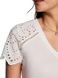T-shirt en coton blanc uni à col v avec des manches courtes en dentelle