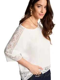 T-shirt en coton blanc uni en dentelle avec une coupe droite et col rond