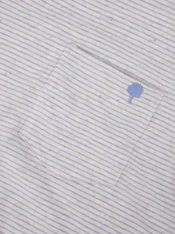 T-shirt en coton bleu et écru à rayures avec une coupe droite et un col rond