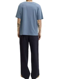 T-shirt en coton bleu pourvu d'une coupe droite et d'un col rond