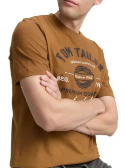 T-shirt en coton camel avec un imprimé fantaisie et un col rond
