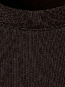 T-shirt en coton chocolat uni pourvu d'un col rond et d'une coupe droite