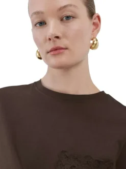 T-shirt en coton chocolat uni pourvu d'un col rond et d'une coupe droite