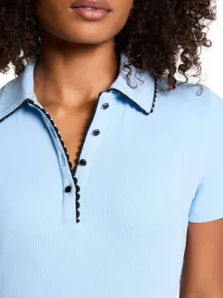 T-shirt en coton ciel uni avec une coupe droite et un col à revers