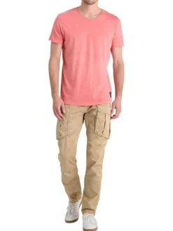 T-shirt en coton corail légèrement délavé avec un col v et une coupe droite