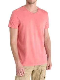 T-shirt en coton corail légèrement délavé avec un col v et une coupe droite