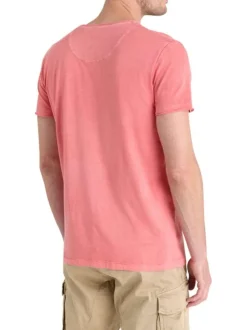 T-shirt en coton corail légèrement délavé avec un col v et une coupe droite