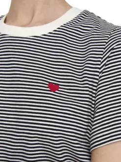 T-shirt en coton écru à rayures avec un petit cœur brodé et à col rond