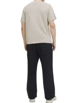 T-shirt en coton écru uni avec une coupe droite et un col rond