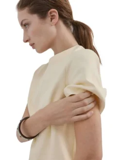 T-shirt en coton jaune pâle uni avec une coupe droite et un col rond