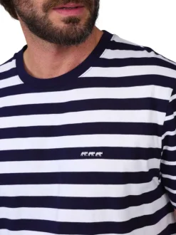 T-shirt en coton marine à rayures avec une coupe droite et un col rond
