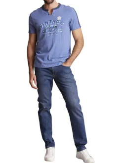 T-shirt en coton mélangé bleu imprimé à l'avant et à col rond boutonné